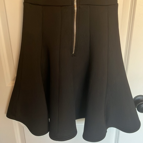 Fabulous LBD sleeveless and scooped V neck dress with exposed zip down back - Picture 10 of 15
